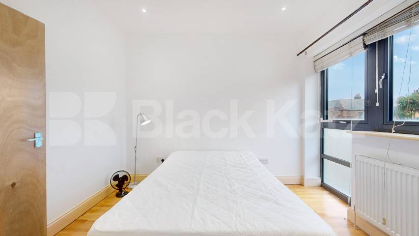 Modern & Spacious 1 bedroom property with communal Terrace Myddleton Road, Bounds Green